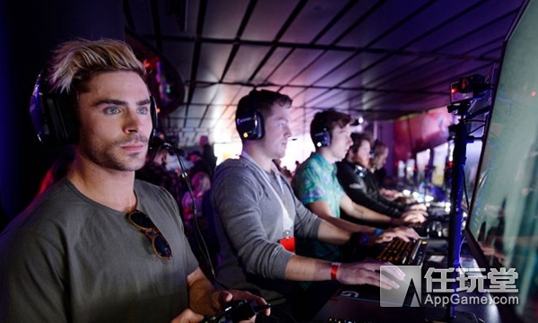 嘻哈巨星直播造假，网友笑称烟吸多了打游戏都不用键盘！