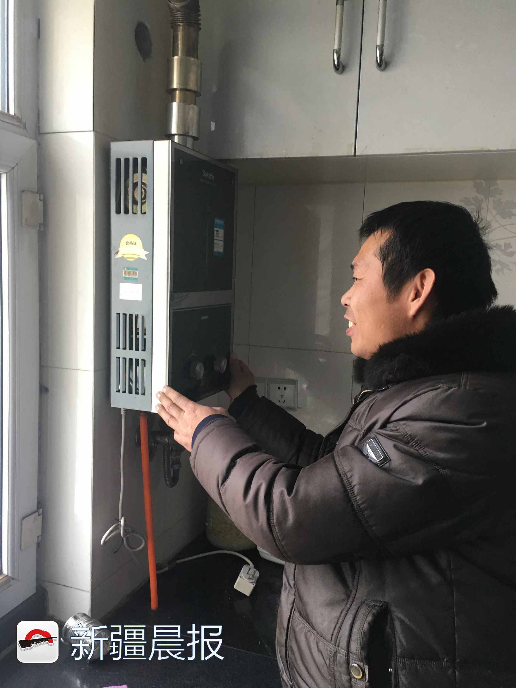 天热热水器维修师傅,天气太冷热水器温度不够高