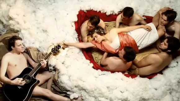 看一曲MV，闷骚男们cosplay24幅世界名画（上）