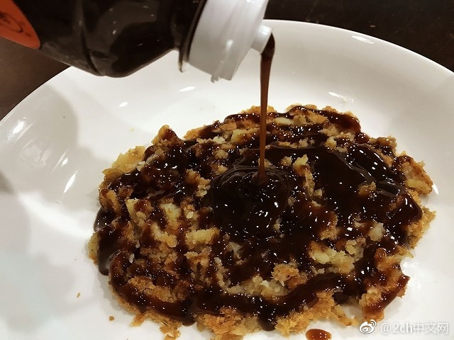 日本网民吐槽：乌龙派出所里阿两发明的可乐饼的吃法超级好吃