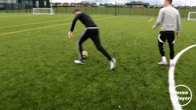 足球教程教你如何穿裆戏耍对手,足球防人时怎么防穿裆