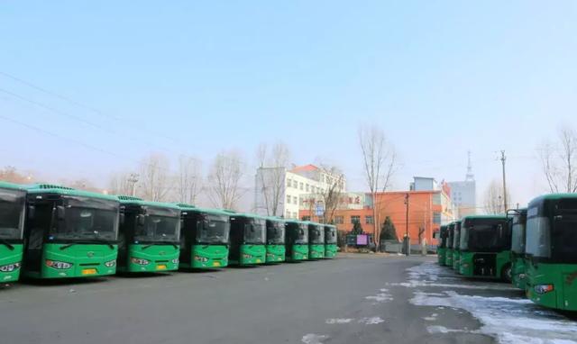 最新小型纯电动公交车,新能源电动公交车起步平顺