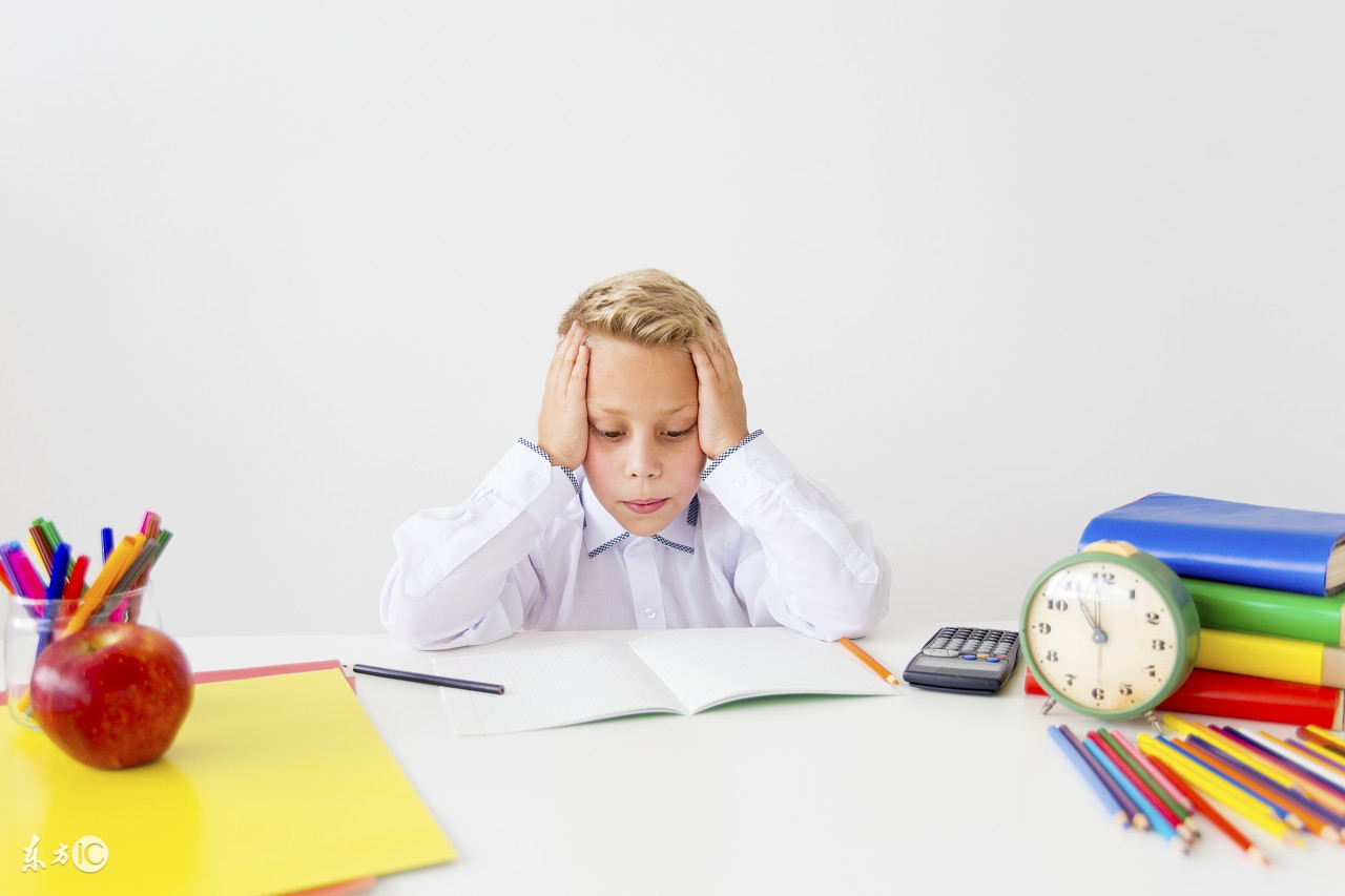 家长辅导孩子作业手骨折,爸爸辅导儿子作业胳膊骨折