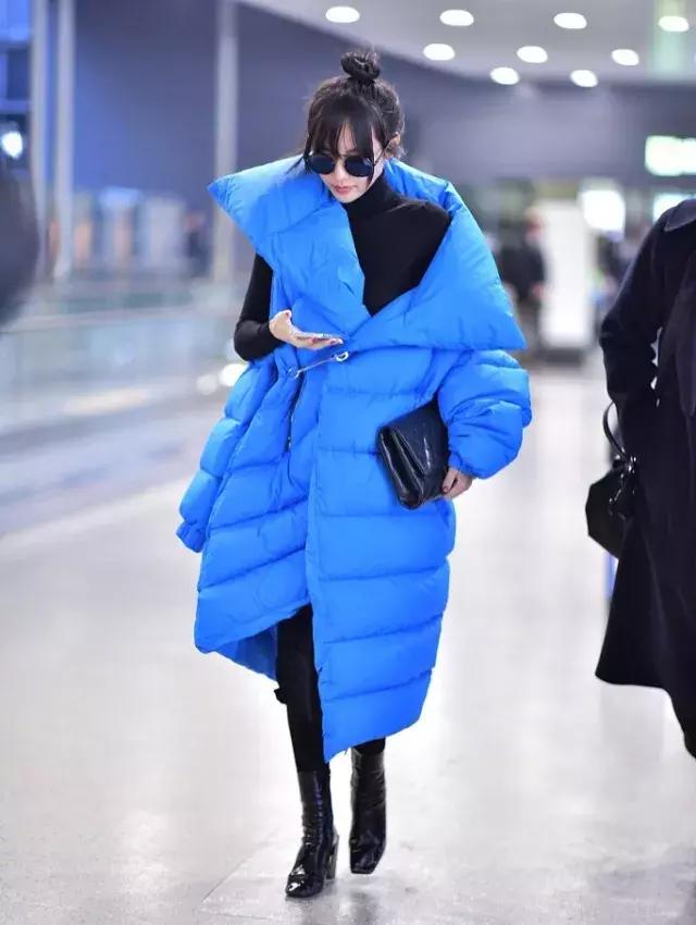 天寒地冻，好想用娜扎身上这件“棉被”羽绒服来保暖