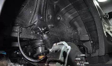 新车喷底盘装甲真的有用吗,底盘装甲和油漆哪个更能防锈