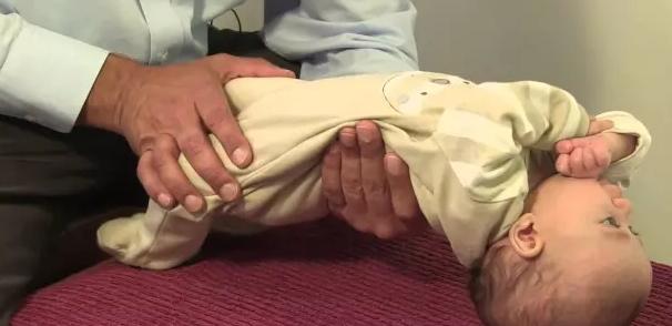 宝宝总是弓起背使劲,宝宝哭闹时弓背打挺是什么原因