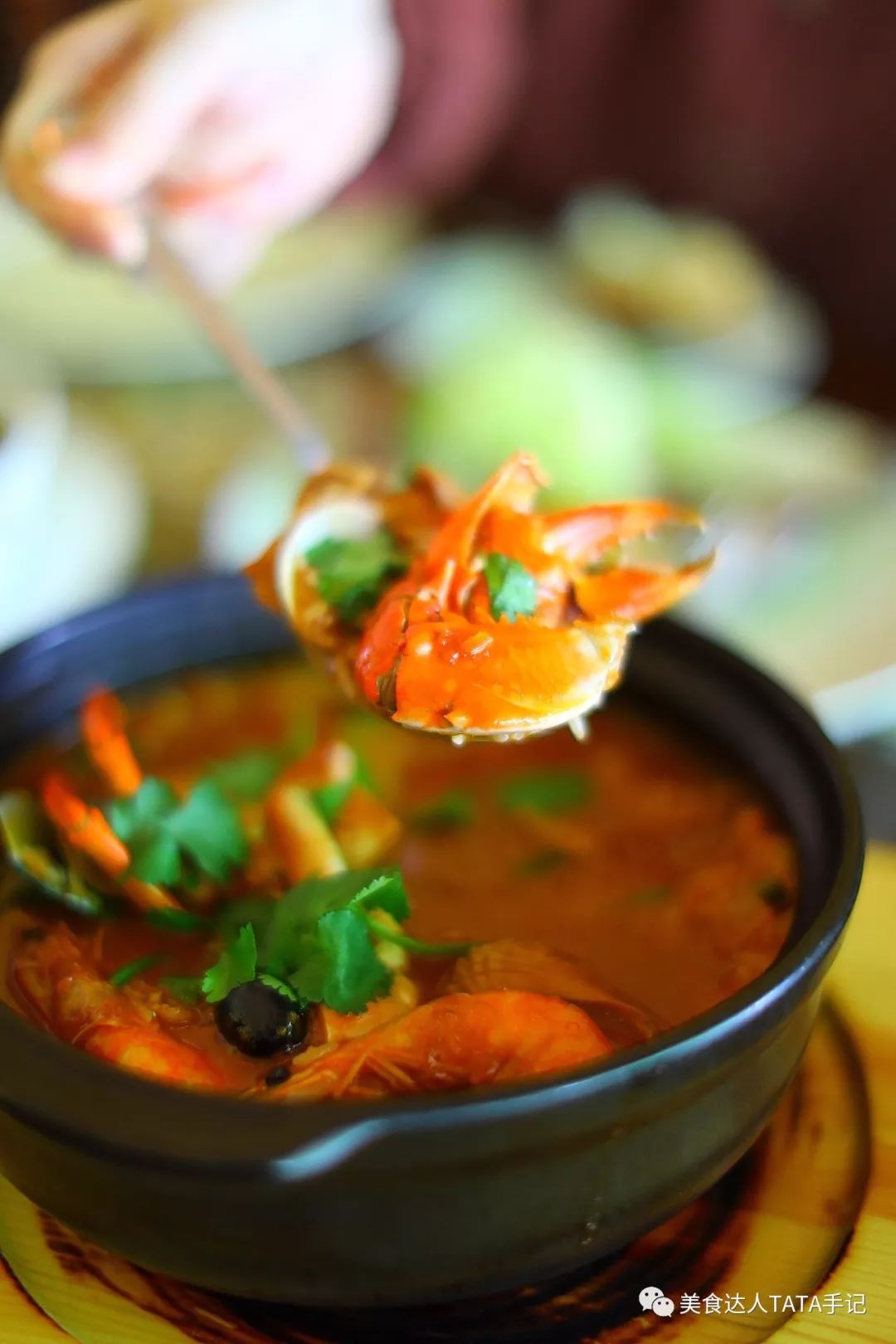 一不留神就掉进坑里,一不留神就会掉进一个大坑