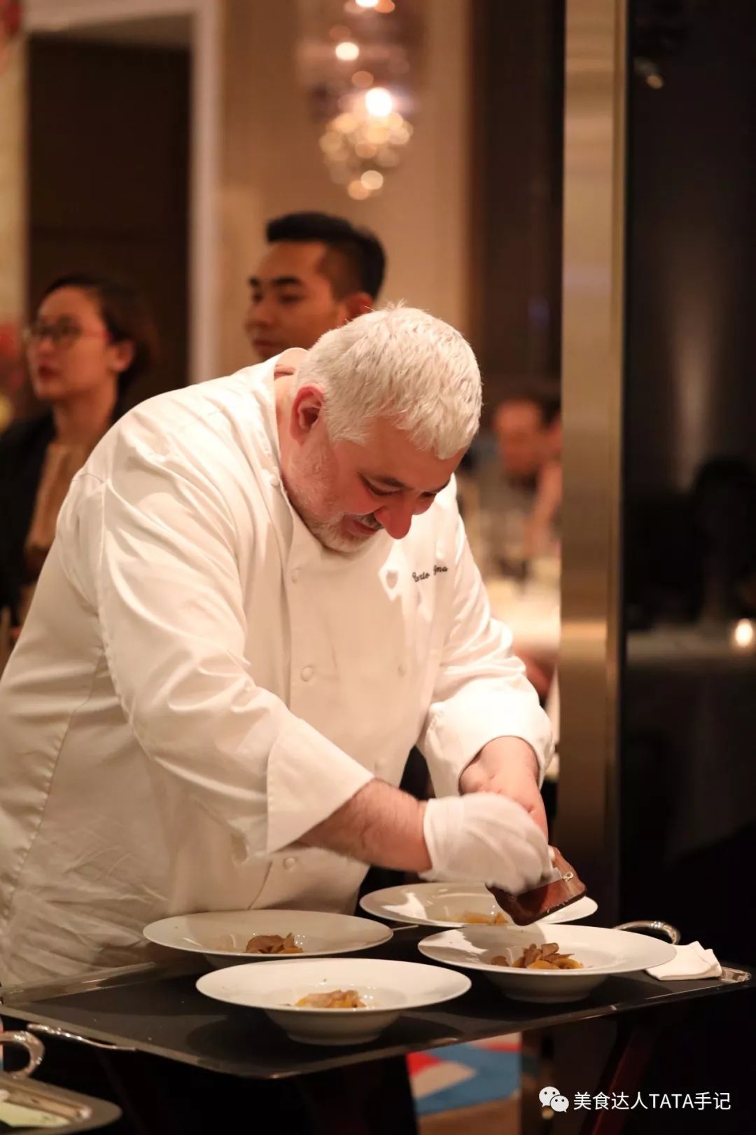 一不留神就掉进坑里,一不留神就会掉进一个大坑