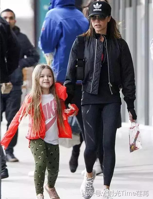 贝克汉姆和婴儿时期的小七,贝克汉姆抱着小七公主