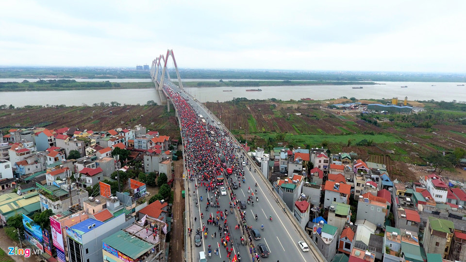 越南男足亚锦赛获亚军凯旋，民众举着*旗国**夹道欢迎