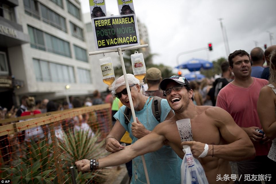 巴西的狂欢者们脱下衣服尬舞，只为下个月的狂欢节热身