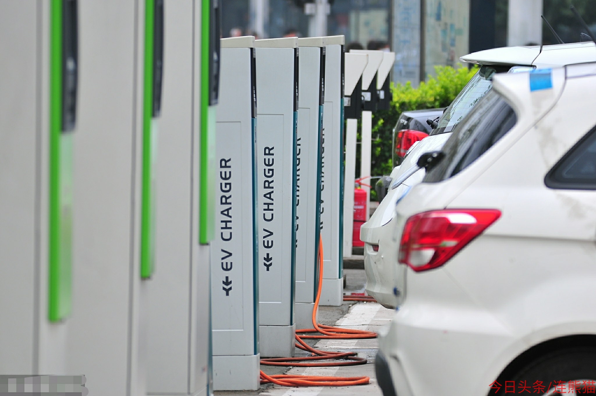 纯电动车和燃油车家用哪个好,新能源电动汽车与老年代步车区别