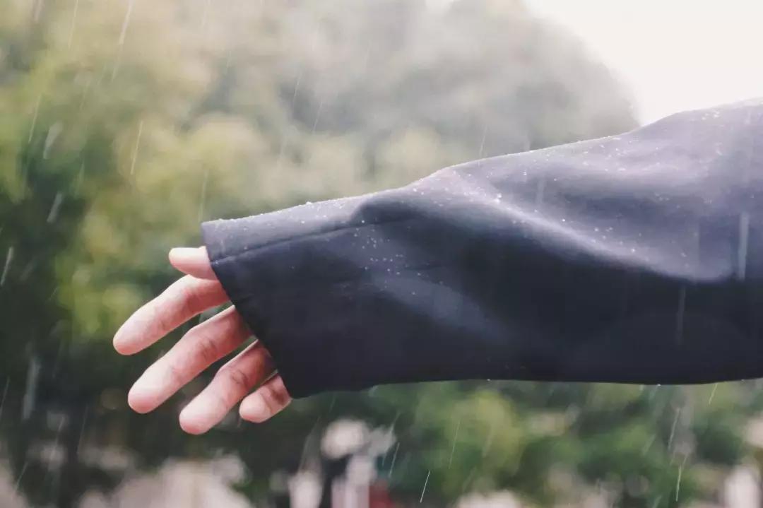 我们穿着Nike这套超保暖运动服,下雪天出门跑了三圈