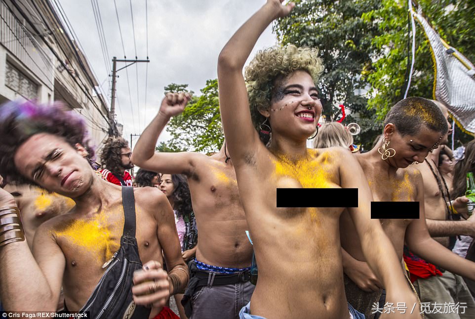巴西的狂欢者们脱下衣服尬舞，只为下个月的狂欢节热身