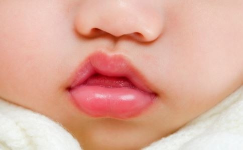 宝宝嘴唇上干裂怎么办最有效,宝宝嘴唇干裂原因及治疗方法