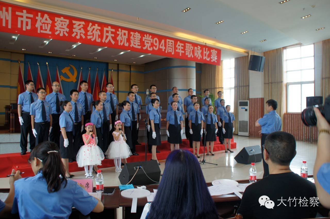 第35期图说：检察官“男神”----足球场上的英姿