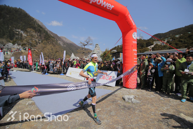 亚丁的三座神山,一群人稻城亚丁风景视频