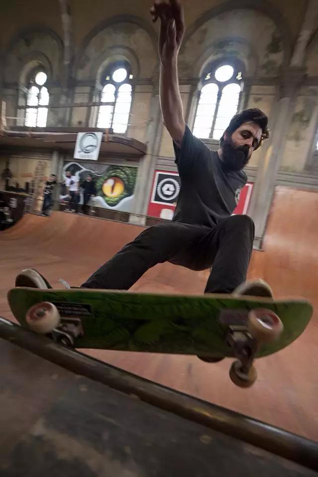 上帝涂鸦：他将废弃教堂变成了彩虹天堂