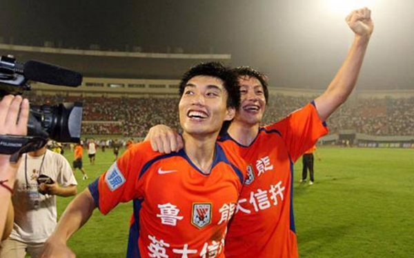 郑智铲断西塞的腿要负责吗,法国球员西塞被谁踢断腿了