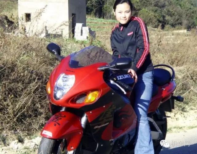 她，身为一名聋哑人，却在男性主宰的摩托世界里活得有声有色
