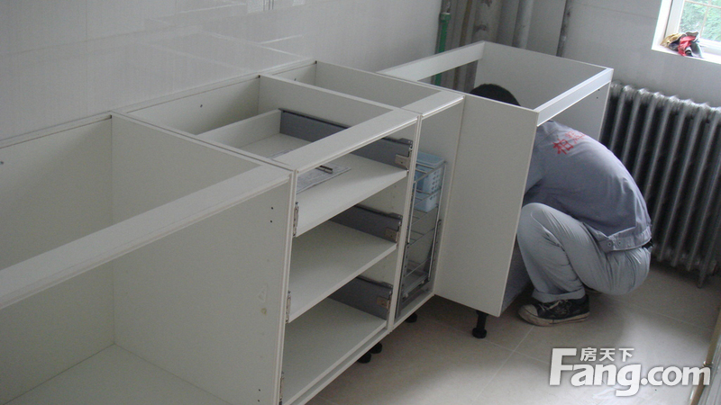 购买橱柜时一定要加垫条,购买橱柜和商家谈价钱注意什么