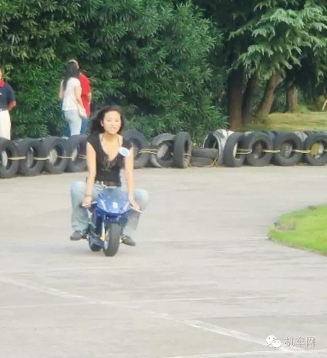 她，身为一名聋哑人，却在男性主宰的摩托世界里活得有声有色