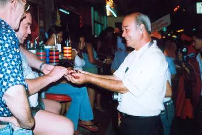 用套套挽救770万人生命!这个75岁泰国老头做到了!