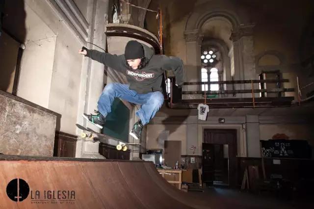 上帝涂鸦：他将废弃教堂变成了彩虹天堂