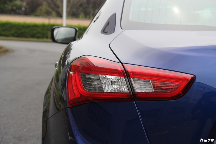 美女开玛莎拉蒂高速实拍原声视频,女车主提车