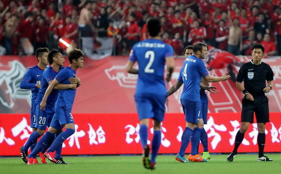 秀飞腿还是秀鞋钉？李建滨恶犯遭曼帅痛斥！何时才能学会成熟？