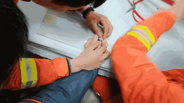 手指被戒指卡住求助消防员,男孩手指被卡求助消防员秒变话痨