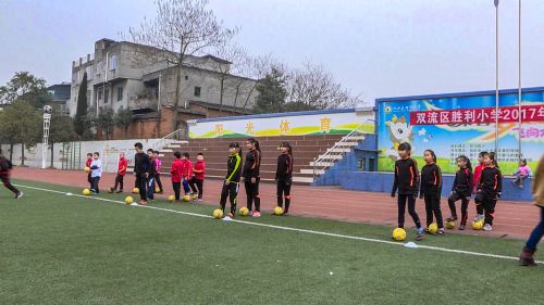 谁说只有巴西足球是从娃娃玩起！双流的这帮足球娃娃，也许就是中国足球的未来！