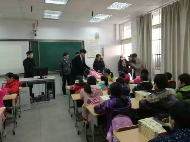 第六年了，他们总是带着满满的爱让孩子插上梦想的翅膀