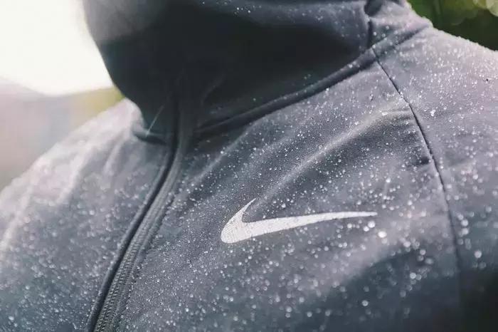 我们穿着Nike这套超保暖运动服,下雪天出门跑了三圈