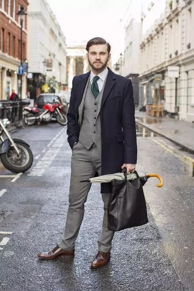 雨天皮鞋湿了怎么补救,皮鞋雨天进雨水后该怎么处理