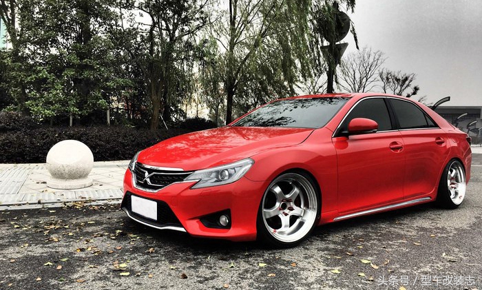 这台低姿态的亮红锐志甘愿深受其的毒害