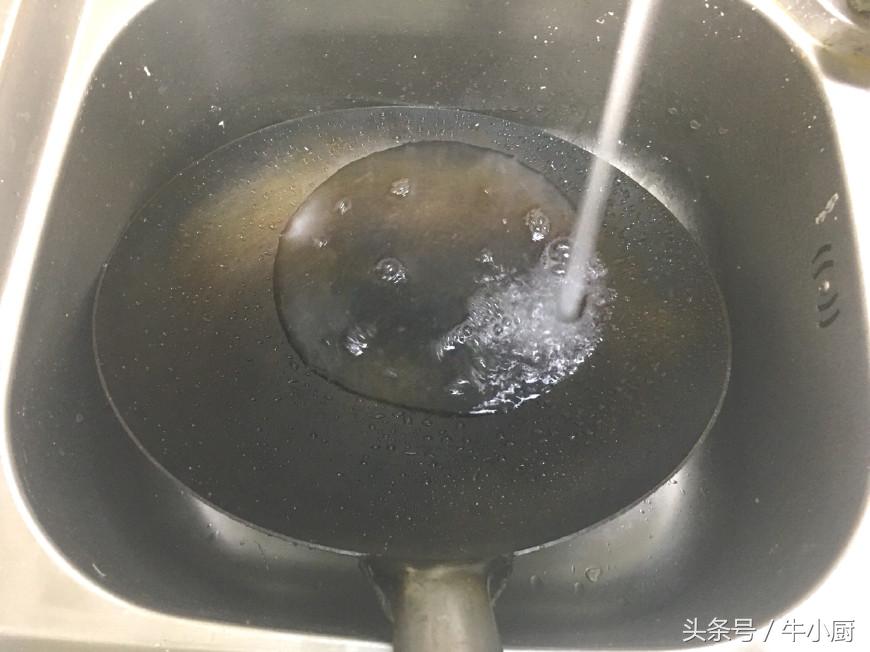 大厨教你如何把铁锅变成不粘锅,只需一招铁锅秒变不粘锅