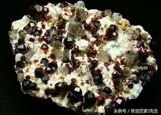 本命年戴蓝宝石还是红宝石,本命年适合戴什么宝石或水晶