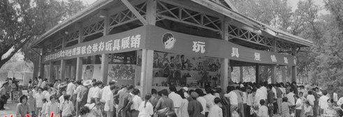 这可能是80年代最挣钱的生意!人山人海只为张门票……