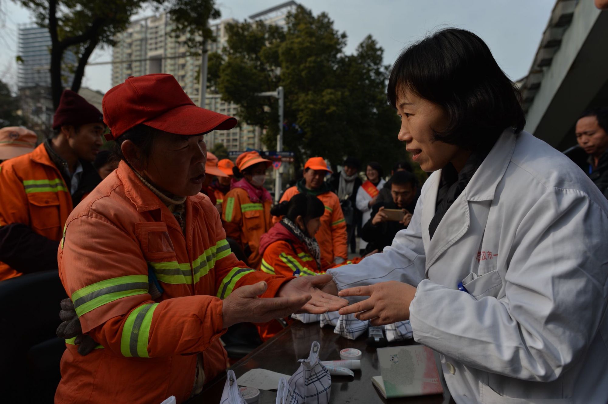 每双皲裂出血的糙手记得他们铲过的雪