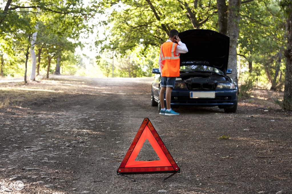 汽车坏在路上怎么办给谁打电话,汽车半路坏了怎么修复