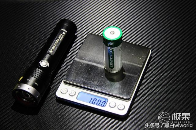 巴掌大的强光手电小钢炮,强光家用手电筒远射超亮