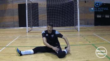 门将k字形封堵劈叉,5人足球门将出击教学