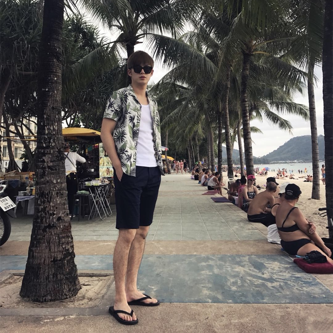 董力穿蓝色羽绒服,董力穿黑色毛呢外套