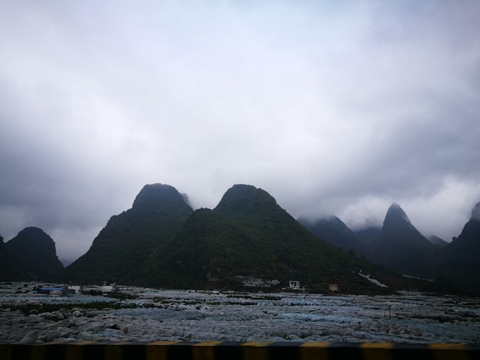 烟雨朦胧中的桂林山水,最简单桂林阳朔西街风景写生图片