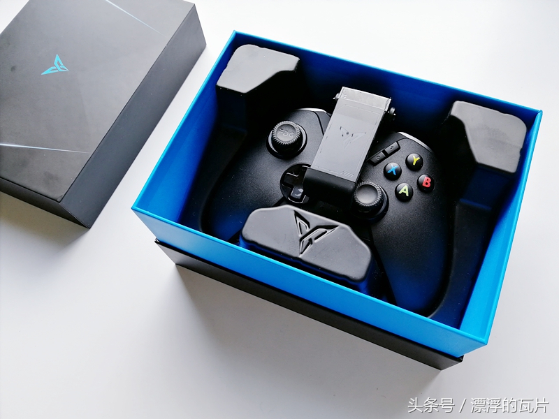 飞智八爪鱼二代手柄玩游戏,飞智八爪鱼游戏手柄推荐