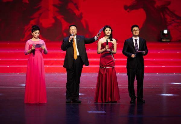 骞翠細绀兼湇鏈嶈绉熻祦,骞翠細鍚稿紩浜虹殑绀兼湇