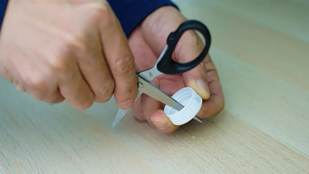 用吸管和矿泉水瓶做的实验喷泉,水从低处往高处流装置