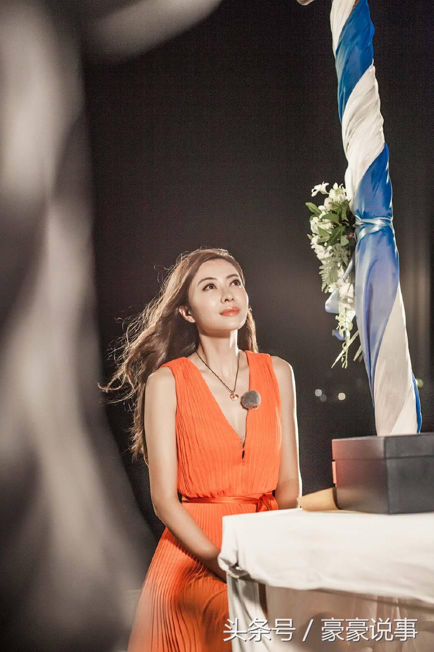 这5位明星家底丰厚,却偏爱地摊货,她20块钱的*袜丝**还讨价还价