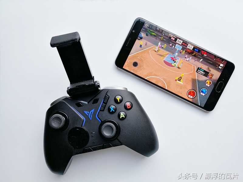 飞智八爪鱼二代手柄玩游戏,飞智八爪鱼游戏手柄推荐